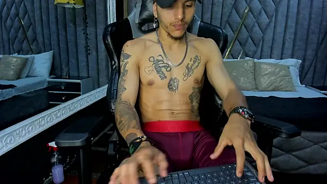 Snapshot of DanteLuxx chatting on March 18, 9:45 am DanteLuxx online show from March 18, 9:45 am