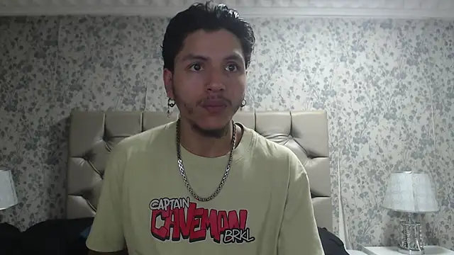 Snapshot of DanteLuxx chatting on March 19, 3:32 am DanteLuxx online show from March 19, 3:32 am