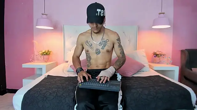 Snapshot of DanteLuxx chatting on March 21, 3:33 am DanteLuxx online show from March 21, 3:33 am