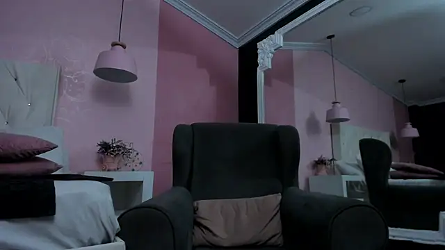 Snapshot of DanteLuxx chatting on March 21, 8:19 am DanteLuxx online show from March 21, 8:19 am