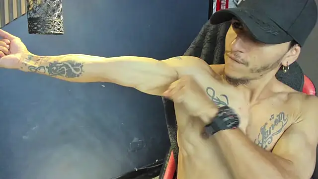 Snapshot of DanteLuxx chatting on April 2, 4:10 am DanteLuxx online show from April 2, 4:10 am