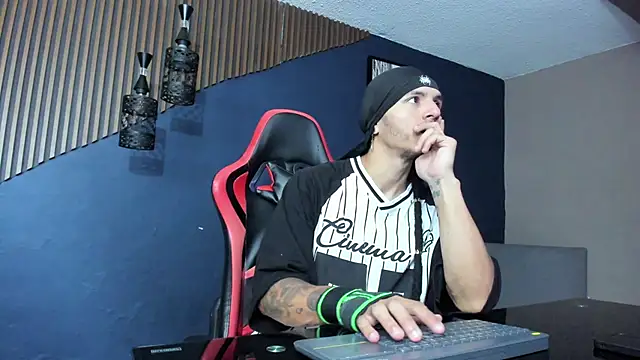 Snapshot of DanteLuxx chatting on April 5, 3:36 am DanteLuxx online show from April 5, 3:36 am