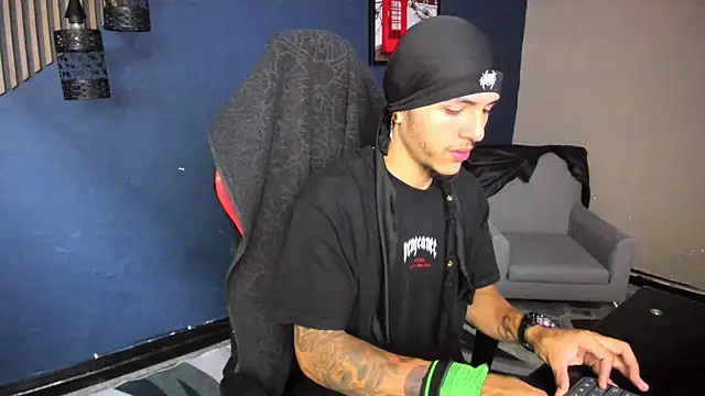 Snapshot of DanteLuxx chatting on April 6, 3:26 am DanteLuxx online show from April 6, 3:26 am