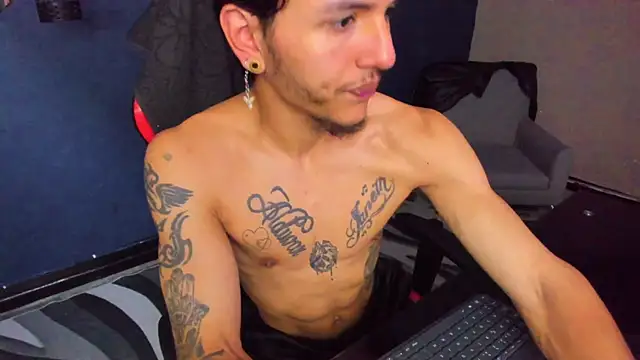 Snapshot of DanteLuxx chatting on April 6, 4:46 am DanteLuxx online show from April 6, 4:46 am