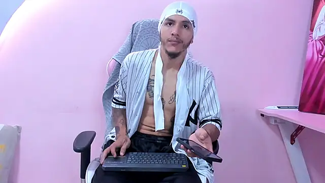 Snapshot of DanteLuxx chatting on April 11, 6:18 am DanteLuxx online show from April 11, 6:18 am