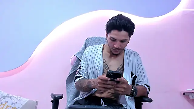 Snapshot of DanteLuxx chatting on April 11, 7:45 am DanteLuxx online show from April 11, 7:45 am