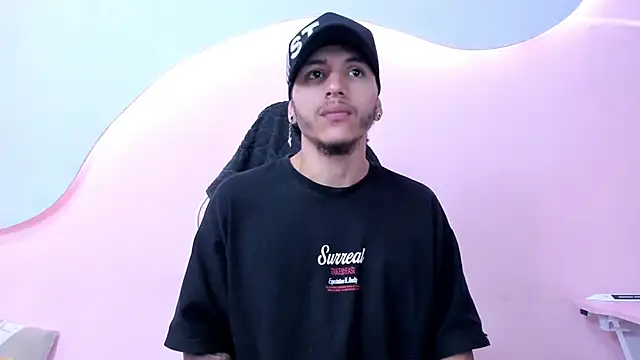 Snapshot of DanteLuxx chatting on April 14, 4:29 am DanteLuxx online show from April 14, 4:29 am