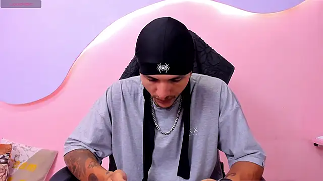 Snapshot of DanteLuxx chatting on April 15, 4:08 am DanteLuxx online show from April 15, 4:08 am