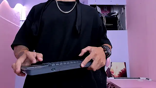 Snapshot of DanteLuxx chatting on April 16, 3:51 am DanteLuxx online show from April 16, 3:51 am