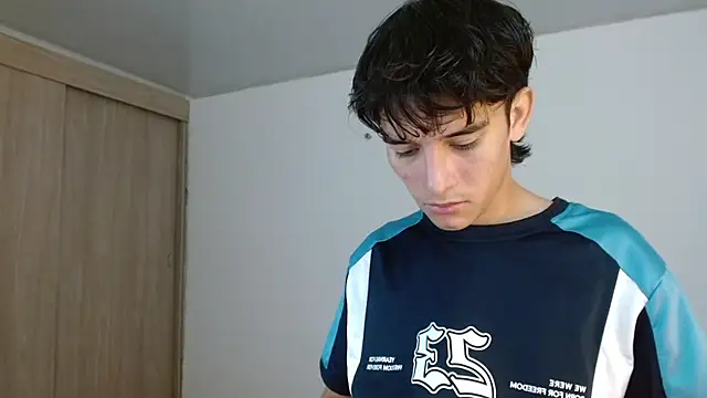 Snapshot of noah_millerx chatting on June 17, 7:04 pm noah millerx online show from June 17, 7:04 pm