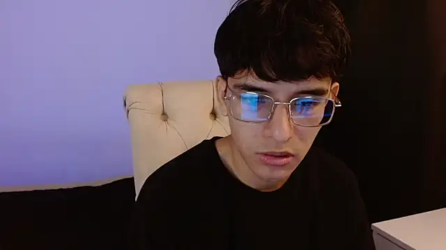 Snapshot of noah_millerx chatting on July 24, 9:35 pm noah millerx online show from July 24, 9:35 pm