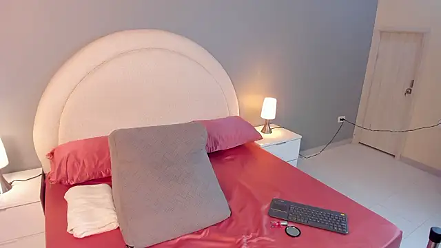 zoepinkett online show from March 18, 3:42 am