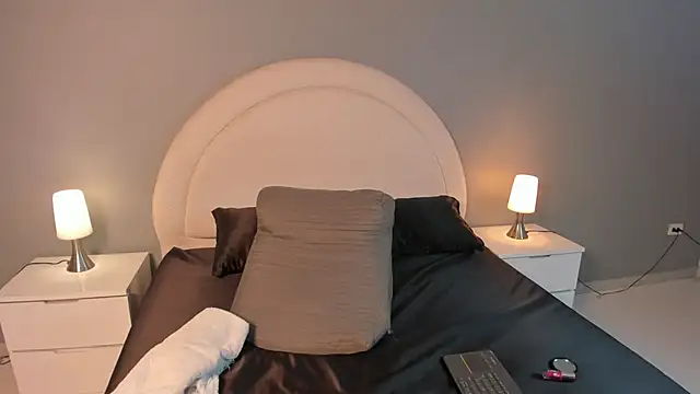 zoepinkett online show from March 23, 4:16 am