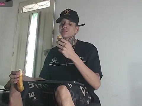 Snapshot of gabriel_reyes21 chatting on July 3, 12:33 pm gabriel reyes21 online show from July 3, 12:33 pm