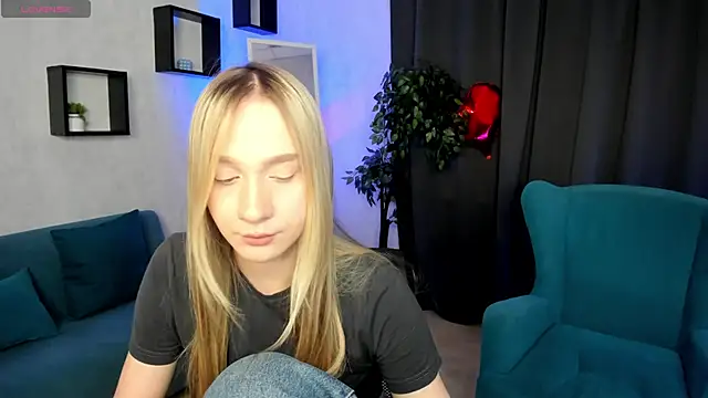 Snapshot of MellliissaDrream chatting on March 3, 1:23 am MellliissaDrream online show from March 3, 1:23 am