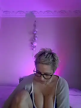 LunaBlaise online show from March 31, 8:37 am