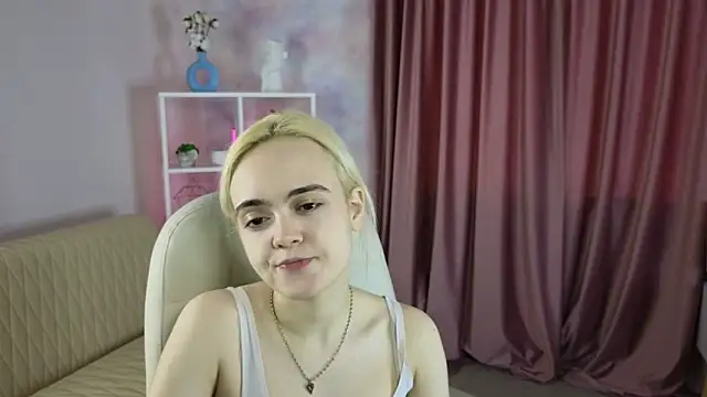 Snapshot of Bambi_Bloom chatting on March 18, 4:48 am Bambi Bloom online show from March 18, 4:48 am