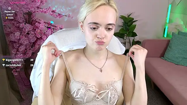 Snapshot of Bambi_Bloom chatting on March 27, 8:26 am Bambi Bloom online show from March 27, 8:26 am