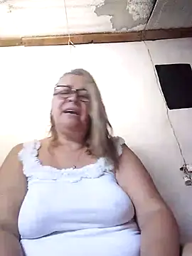 momismilf544 online show from April 22, 6:53 pm