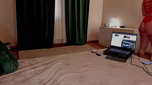 Snapshot of LadyAriaHunt chatting on June 16, 4:15 am LadyAriaHunt online show from June 16, 4:15 am