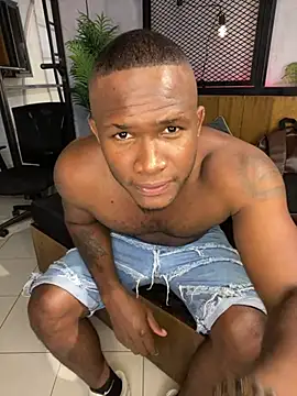 Snapshot of DarianWill18 chatting on March 8, 3:32 am DarianWill18 online show from March 8, 3:32 am