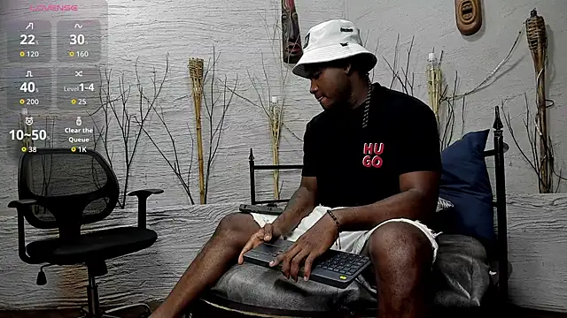 Snapshot of DarianWill18 chatting on March 28, 3:28 am DarianWill18 online show from March 28, 3:28 am