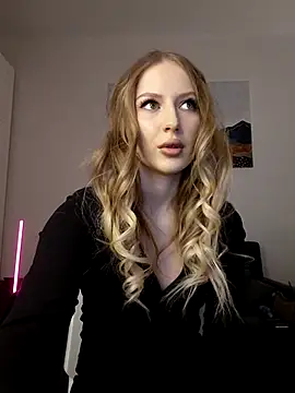 Snapshot of AlishaWey chatting on February 27, 7:30 am AlishaWey online show from February 27, 7:30 am