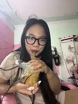Leeeeiu online show from May 23, 3:38 pm