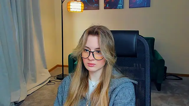 Snapshot of DortheaHupy chatting on March 1, 7:32 am DortheaHupy online show from March 1, 7:32 am