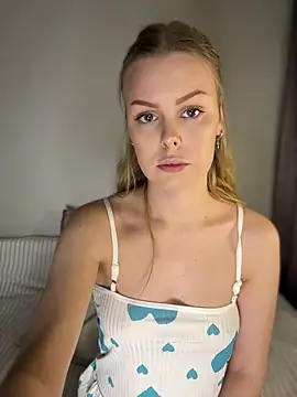 Snapshot of Divine_Caress chatting on May 7, 8:25 pm Divine Caress online show from May 7, 8:25 pm