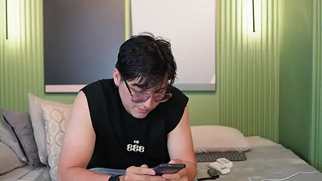 Mia and Belmonth online show from May 22, 6:57 pm
