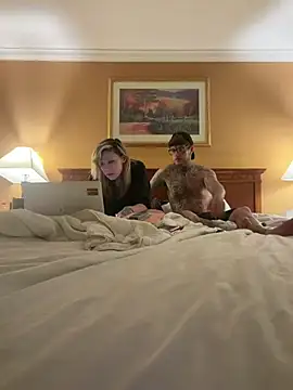 Snapshot of Darkcrowncouple chatting on February 28, 1:45 pm Darkcrowncouple online show from February 28, 1:45 pm