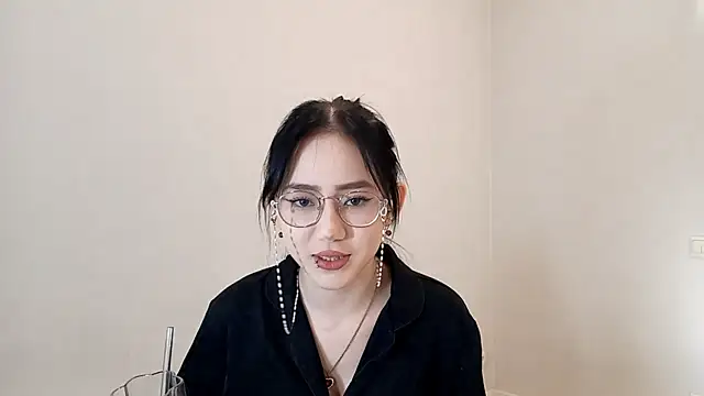 Snapshot of SolvedGlobe chatting on April 23, 1:24 pm SolvedGlobe online show from April 23, 1:24 pm
