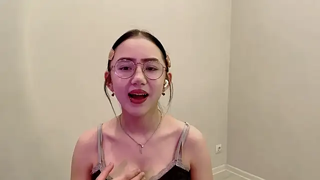 Snapshot of SolvedGlobe chatting on May 15, 1:07 pm SolvedGlobe online show from May 15, 1:07 pm