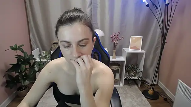 Snapshot of MistyBree chatting on June 25, 8:08 am MistyBree online show from June 25, 8:08 am