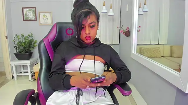 Snapshot of Nahomy_Collins_ chatting on May 19, 7:42 pm Nahomy Collins online show from May 19, 7:42 pm