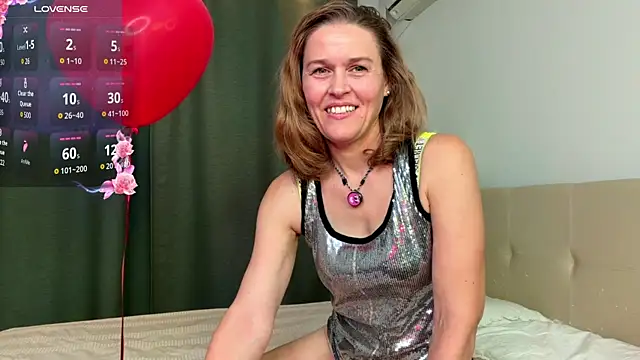 Snapshot of Lizacams chatting on June 23, 4:49 pm Lizacams online show from June 23, 4:49 pm