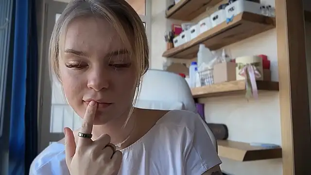 cyberl0ve  online show from April 12, 2:00 pm