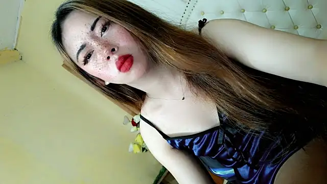 Snapshot of Seductive_sophie chatting on May 3, 1:55 am Seductive sophie online show from May 3, 1:55 am
