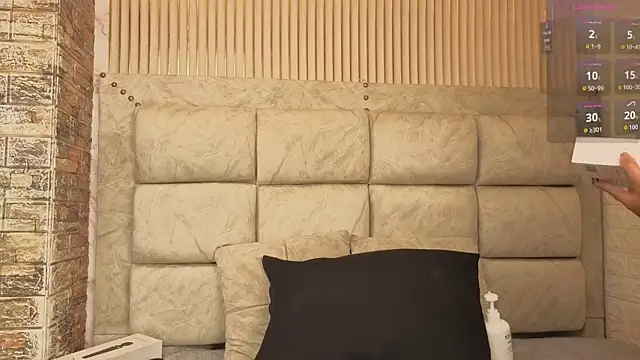 Snapshot of amarahanks11 chatting on April 14, 4:18 am amarahanks11 online show from April 14, 4:18 am