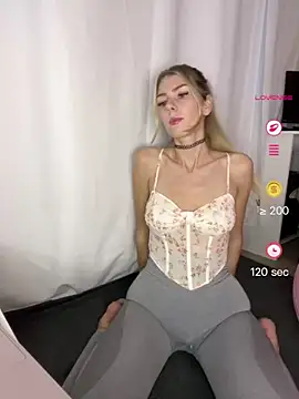 SoniaXOXO online show from May 5, 4:37 pm