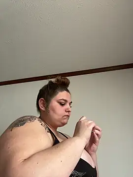 bbwnikki69 online show from April 19, 9:06 pm