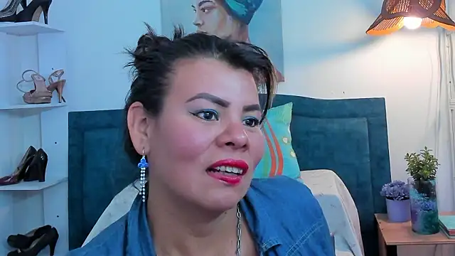 KiaraXMilf online show from March 5, 7:43 pm