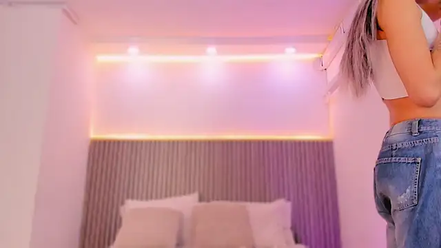 ashvalentine  online show from March 11, 7:42 pm