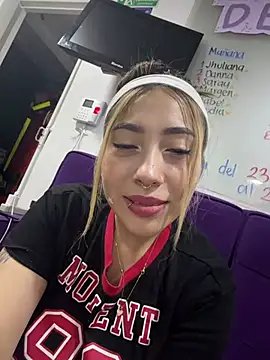 ManuelaVeeleez online show from March 25, 8:20 am