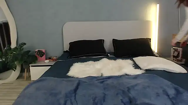 SunyLily online show from April 17, 7:22 am