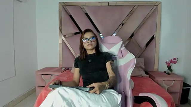 Snapshot of Angell_cherryht chatting on June 26, 8:46 pm Angell cherryht online show from June 26, 8:46 pm