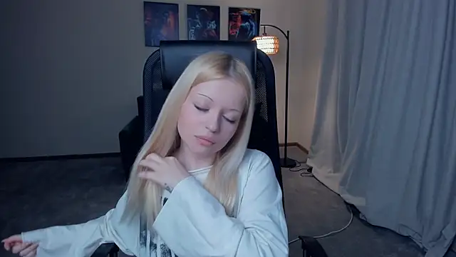 LiliInyart online show from March 5, 2:13 pm