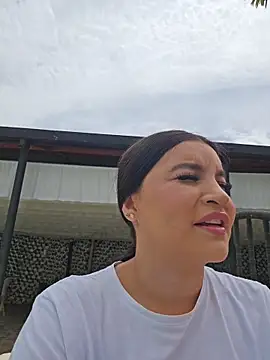 Snapshot of Pretty_Julieta chatting on June 21, 4:53 pm Pretty Julieta online show from June 21, 4:53 pm