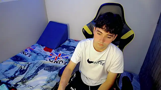 Snapshot of Luigii_ chatting on March 5, 3:02 am Luigii online show from March 5, 3:02 am